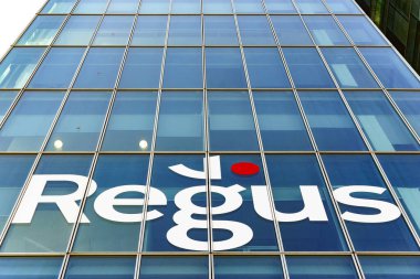 Bükreş, Romanya - 12 Ekim 2023: Regus Romanya 'nın logosu, çok uluslu iş sahası çözümleri şirketi IWG, Bükreş' teki bir binada görülebilir. Bu resim sadece editörler içindir..