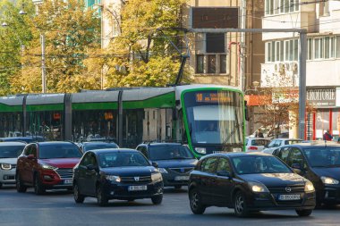 Bükreş, Romanya - 18 Ekim 2023: ASTRA Imperio Metropolitan ve Romanya çift eklemli tramvay Bükreş 'te çalışıyor.