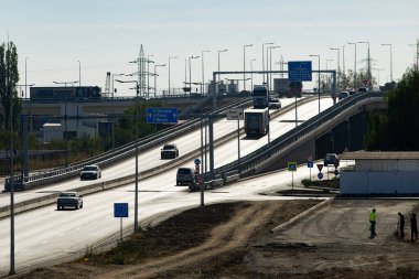 Bükreş, Romanya. 24 Ekim 2023: Bükreş çevre yolu kavşağındaki Berceni Üstgeçidi 'nde araç trafiği,