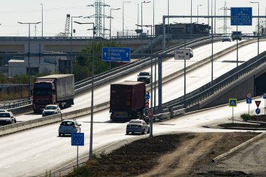 Bükreş, Romanya. 24 Ekim 2023: Bükreş çevre yolu kavşağındaki Berceni Üstgeçidi 'nde araç trafiği,