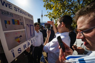 Bükreş, Romanya. 12 Ekim 2023: İsrail büyükelçiliği tarafından Romanya Parlamentosu yakınlarında düzenlenen I Stand With Israel mitingi. Hamas terörist saldırısından sonra İsrail devletine destek için toplanın.