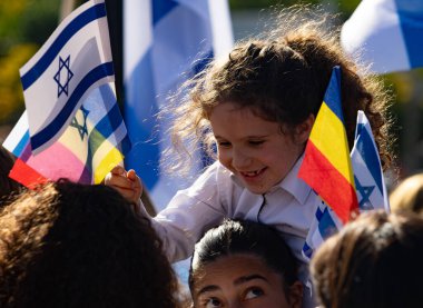 Bükreş, Romanya. 12 Ekim 2023: İsrail büyükelçiliği tarafından Romanya Parlamentosu yakınlarında düzenlenen I Stand With Israel mitingi. Hamas terörist saldırısından sonra İsrail devletine destek için toplanın.