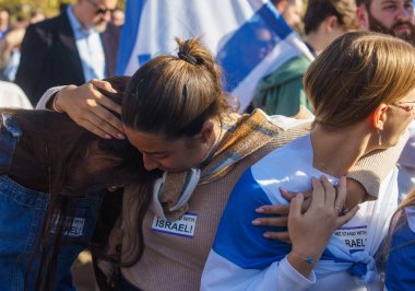 Bükreş, Romanya. 12 Ekim 2023: İsrail büyükelçiliği tarafından Romanya Parlamentosu yakınlarında düzenlenen I Stand With Israel mitingi. Hamas terörist saldırısından sonra İsrail devletine destek için toplanın.