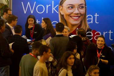 Bükreş, Romanya. 27 Ekim 2023: İş arayanlar, Romanya 'nın en büyük iş fuarı olan TOP İşverenleri sırasında profesyonel hizmet kuruluşu Accenture' nin standında iş arayan kişilerle görüşmek için bekliyorlar.