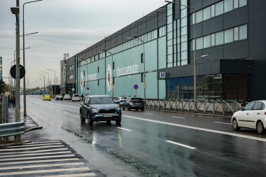 Bükreş, Romanya - Novembert 15, 2023: Bükreş 'in güneyindeki Tudor Arghezi metro istasyonu, ilki 4. Bölge belediye binası tarafından inşa edildi..