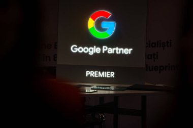 Bükreş, Romanya. 9 Kasım 2023: GoTech World, IT & Dijital Fuar Konferansı sırasında Google Partner logosu.