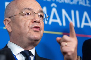 Bükreş, Romanya - 13 Kasım 2023: Cluj-Napoca Belediye Başkanı Emil Boc, Yerel Kamu İdareleri Zirvesi 'nde düzenlediği basın toplantısında konuştu.