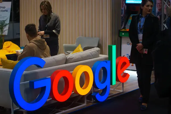 Bükreş, Romanya. 9 Kasım 2023: GoTech World, IT & Dijital Fuar Konferansı 'nda Google stand.