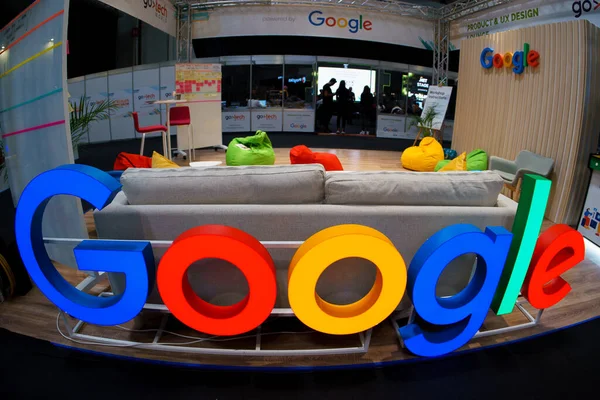 Bükreş, Romanya. 9 Kasım 2023: GoTech World, IT & Dijital Fuar Konferansı 'nda Google stand.