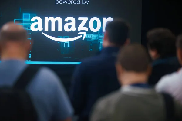 Bükreş, Romanya. 9 Kasım 2023: Amerikan çokuluslu e-ticaret şirketi Amazon 'un logosu GoTech World, IT & Dijital fuar konferansında sergileniyor.