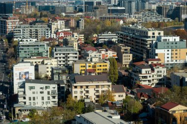 Bükreş, Romanya - 27 Kasım 2023: Floreasca mahallesiyle şehrin yüksek manzarası.