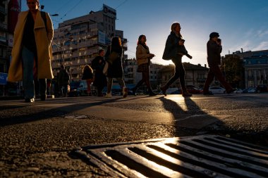 Bükreş, Romanya - 14 Kasım 2023: Romanya 'nın Bükreş kentinde insanlar karşıdan karşıya geçiyor. Bu resim sadece editörler içindir..