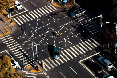 Bükreş, Romanya - 27 Kasım 2023: Bükreş 'te birden fazla yol işaretli bir kavşağın havadan görünüşü                                