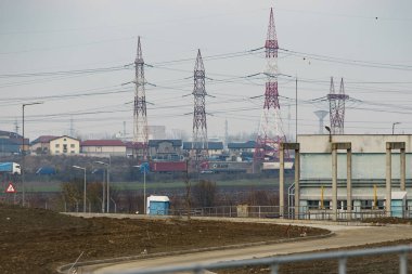 Glina, Romanya - 14 Aralık 2023: Bükreş girişinde elektrik dağıtım ağının yüksek voltaj kutupları