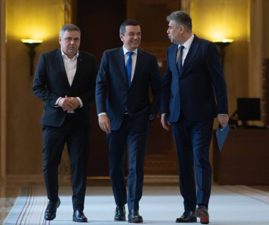 Bükreş, Romanya - 18 Ocak 2024: Florin Ionut Barbu (L), Tarım Bakanı, Sorin Grindeanu (C), Ulaştırma Bakanı ve Romanya Başbakanı Marcel Ciolacu (R) hükümet toplantısına geldiler