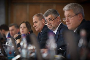 Bükreş, Romanya - 18 Ocak 2024: Romanya Başbakanı Marcel Ciolacu, Romanya Hükümeti genel merkezi Victoria Sarayı 'ndaki hükümet toplantısına başkanlık etti.