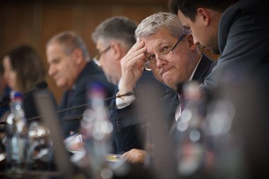 Bükreş, Romanya - 18 Ocak 2024: İçişleri Bakanı Catalin Predoiu, Romanya Hükümeti genel merkezi Victoria Sarayı 'ndaki hükümet toplantısına katıldı.