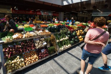 Bükreş, Romanya. 14 Temmuz 2023: Bükreş 'teki 4. Bölge Belediye Binası' nın tarım gıda pazarı 