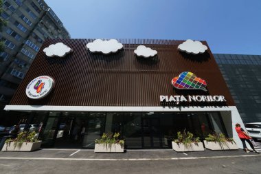 Bükreş, Romanya. 14 Temmuz 2023: Bükreş 'teki 4. Bölge Belediye Binası' nın tarım gıda pazarı 