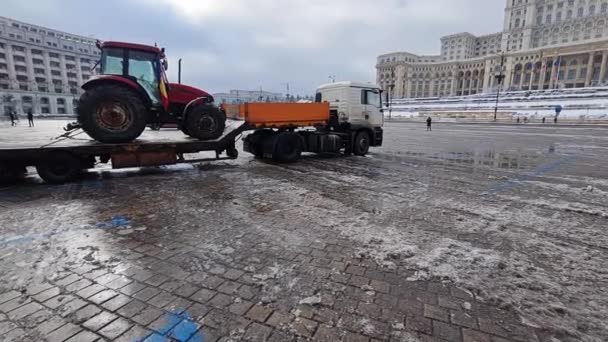 Бухарест Румыния Января 2024 Года Один Трактор Несколько Человек Присутствуют — стоковое видео