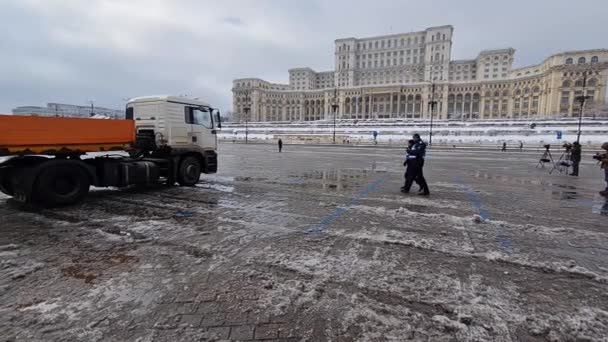 Boekarest Roemenië Januari 2024 Slechts Één Tractor Een Paar Mensen — Stockvideo
