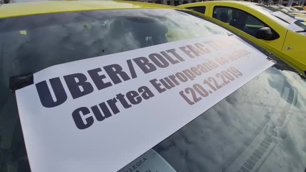 ルーマニアのブカレスト ブカレスト 2024年1月29日 数百人のタクシー運転手がUberやボールドなどのライドシェアリングプラットフォームに抗議し 主にダイナミックな関税システムに不満を抱いている — ストック動画