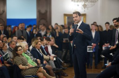 Bükreş, Romanya - 1 Şubat 2024: PNL milletvekili ve Enerji Bakanı Sebastian Burduja, 