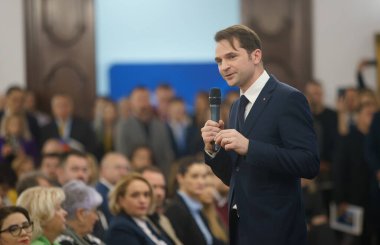 Bükreş, Romanya - 1 Şubat 2024: PNL milletvekili ve Enerji Bakanı Sebastian Burduja, 