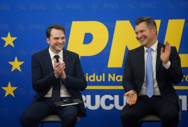 Bükreş, Romanya - 1 Şubat 2024: Sebastian Burduja (L), PNL milletvekili ve Enerji Bakanı ve Ionut Stroe (R), PNL sözcüsü, 