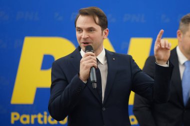Bükreş, Romanya - 1 Şubat 2024: PNL milletvekili ve Enerji Bakanı Sebastian Burduja, 