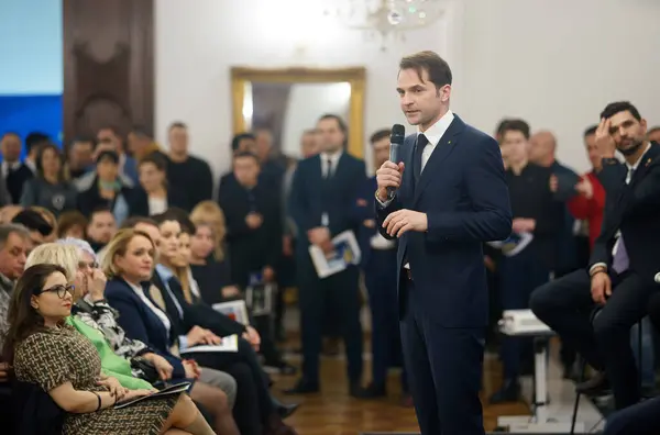 Bükreş, Romanya - 1 Şubat 2024: PNL milletvekili ve Enerji Bakanı Sebastian Burduja, 