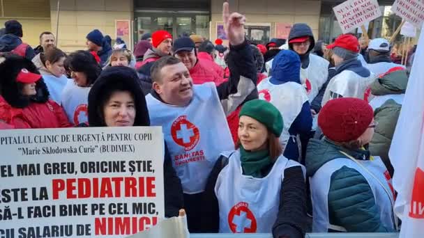 罗马尼亚布加勒斯特 2024年2月1日 来自萨尼塔工会联合会的多达300名工会会员在罗马尼亚卫生部前抗议 — 图库视频影像