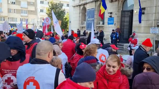 ルーマニア ブカレスト 2024年2月1日 サニタス貿易連盟から300人までの労働組合員がルーマニア保健省の前で抗議している — ストック動画