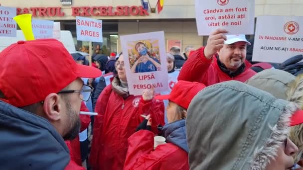 罗马尼亚布加勒斯特 2024年2月1日 来自萨尼塔工会联合会的多达300名工会会员在罗马尼亚卫生部前抗议 — 图库视频影像