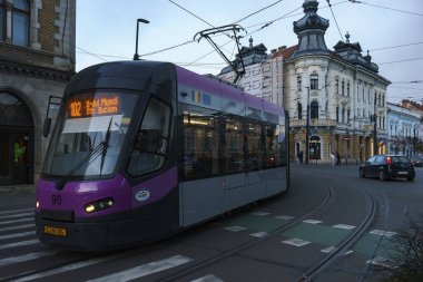 Cluj-Napoca, Romanya - 12 Aralık 2023: ASTRA Imperio, düşük zemin ve yüksek ulaşım kapasitesine sahip Rumen çift eklemli tramvay Cluj-Napoca 'da çalışıyor.