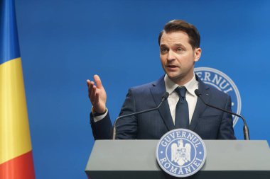 Bükreş, Romanya - 16 Şubat 2024: Romanya Enerji Bakanı Sebastian Burduja, Romanya Hükümeti genel merkezi Victoria Sarayı 'nda düzenlediği basın toplantısında konuştu.