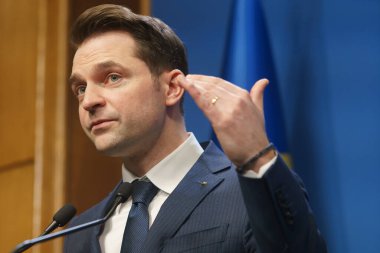 Bükreş, Romanya - 16 Şubat 2024: Romanya Enerji Bakanı Sebastian Burduja, Romanya Hükümeti genel merkezi Victoria Sarayı 'nda düzenlediği basın toplantısında konuştu.