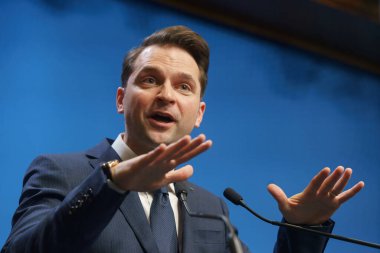 Bükreş, Romanya - 16 Şubat 2024: Romanya Enerji Bakanı Sebastian Burduja, Romanya Hükümeti genel merkezi Victoria Sarayı 'nda düzenlediği basın toplantısında konuştu.
