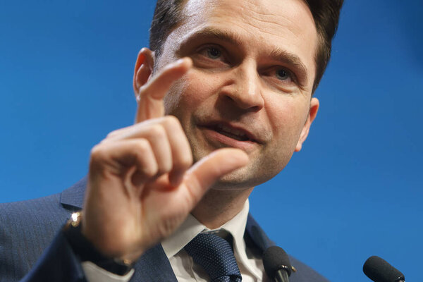 Бухарест, Румыния - 16 февраля 2024 года: Министр энергетики Румынии Себастьян Бурдуджа выступает на пресс-конференции во дворце Виктория, штаб-квартире правительства Румынии.