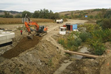 Mureni, Romanya - 9 Ekim 2023: Mures ilçesi yakınlarındaki Mureni komünü yakınlarında karayolu altyapısı çalışıyor.