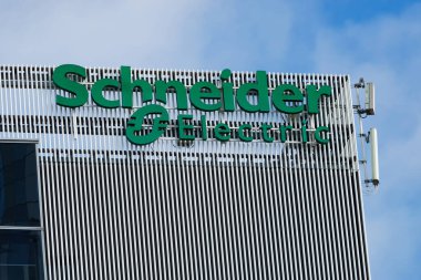 Bükreş, Romanya - 19 Şubat 2024: Enerji yönetimi ve otomasyon alanında Schneider Electric küresel uzmanının logosu Pipera 'daki bir binanın tepesinde sergileniyor.