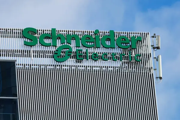 Bükreş, Romanya - 19 Şubat 2024: Enerji yönetimi ve otomasyon alanında Schneider Electric küresel uzmanının logosu Pipera 'daki bir binanın tepesinde sergileniyor.