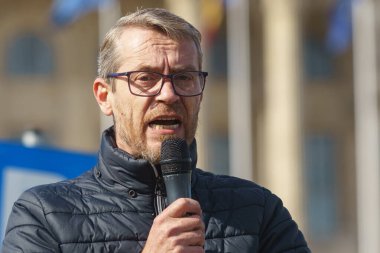 Bükreş, Romanya - 27 Şubat 2024: Craiova 'dan taksi şoförü temsilcilerinden Cristian Vasile, Romanya Parlamentosu önünde seyahat paylaşımına karşı düzenlenen ve ülkenin dört bir yanından gelen yüzlerce taksi şoförünün protesto gösterisi sırasında konuştu.