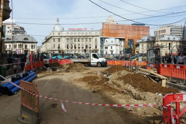 Bükreş, Romanya - 27 Şubat 2024: D. I. Mendeleev caddesi boyunca ev hizmetleri ve altyapı tesislerinin onarımı.