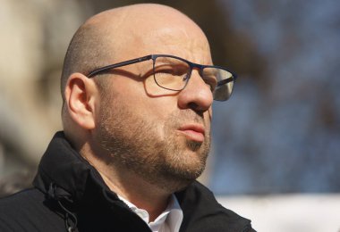 Bükreş, Romanya - 4. Mar, 2024: AMCCRS İcra Direktörü Razvan Munteanu, Capital Belediyesi 'nin konsolidasyon çalışmalarına başladığı 50' lerde inşa edilmiş çok ailelik bir konut bloğunu ziyaret etti..