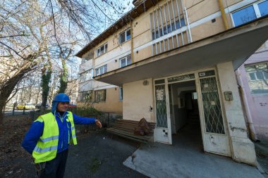 Bükreş, Romanya - 4. Mar, 2024: Capital City Hall 'un konsolidasyon çalışmalarına başladığı 50' lerde inşa edilen çok ailelik konut bloğu.