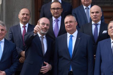 Bükreş, Romanya - 5. Mar, 2024: Manfred Weber (C-L), Avrupa Halk Partisi Başkanı ve Romanya Senatosu başkanı Nicolae Ciuca (C-R), Ulusal Liberal Parti (PNL) başkanı, diğer liberal liderlerle yaptıkları görüşme sonrasında poz verdiler