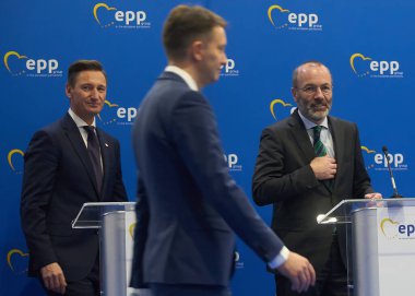 Bükreş, Romanya. 6. Mar, 2024: (L-R) Olgierd Geblewicz, Batı Pomerania Bölgesi (Polonya) Başkanı, Siegfried Muresan, Avrupa Parlamentosu Romanya Üyesi ve EPP Başkanı Manfred Weber, 20 yılın başında düzenlenen basın toplantısına katıldılar.