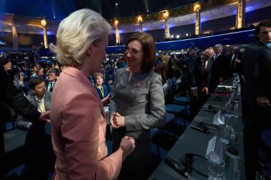 Bükreş, Romanya. 6. Mar, 2024: Avrupa Komisyonu Başkanı Ursula von der Leyen (L), 6 Mart 'ta Bükreş' te düzenlenen 2024 EPP Kongresi genel kurul toplantısında Maia Sandu (R) ve Moldova Cumhurbaşkanı ile konuştu..