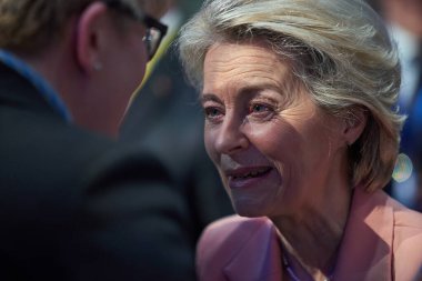 Bükreş, Romanya. 6. Mar, 2024: Avrupa Komisyonu Başkanı Ursula von der Leyen (L), 6 Mart 'ta Bükreş' te düzenlenen 2024 EPP Kongresi genel kurul toplantısına katılanlarla konuştu..